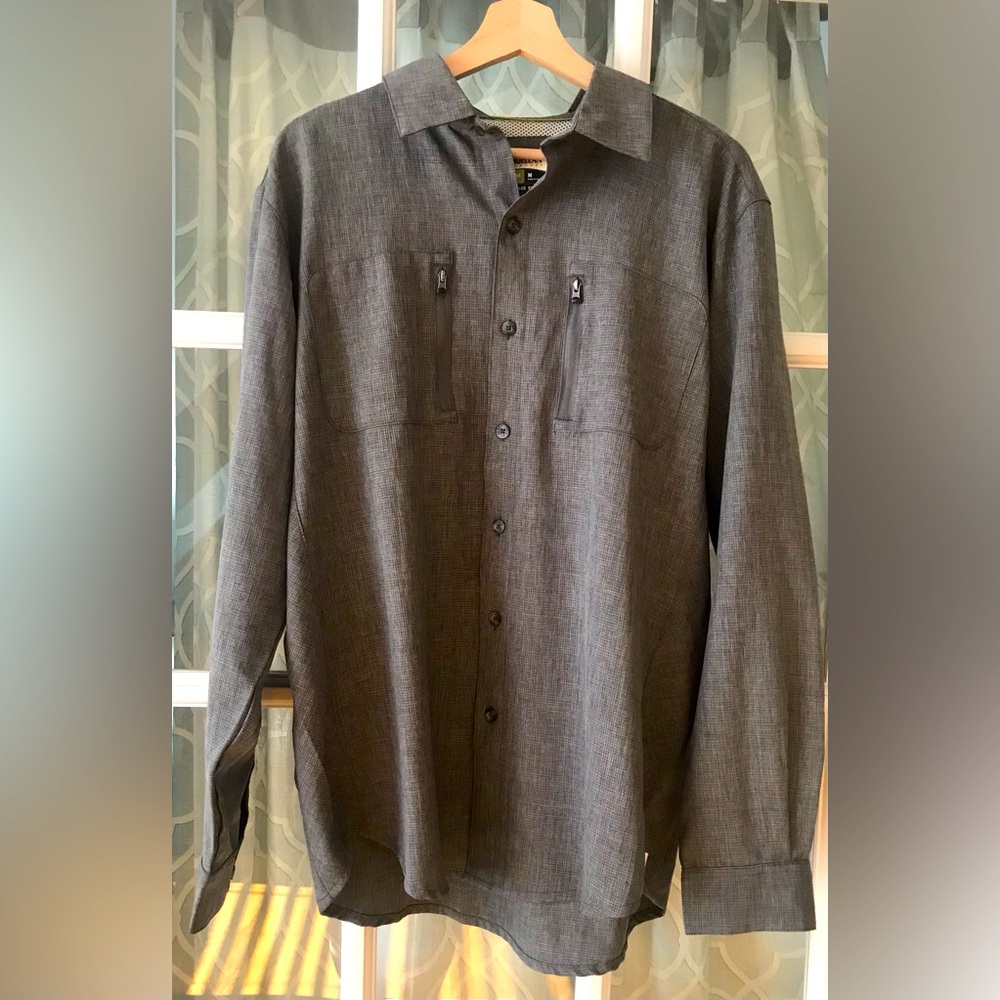 Magellan Outdoors size M loose fit double breast pocket with zippers mens shirt